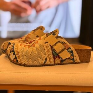 Colorful Patterned Clogs with Buckle DIRTY LAUNDRY CLOGS LIKE NEW